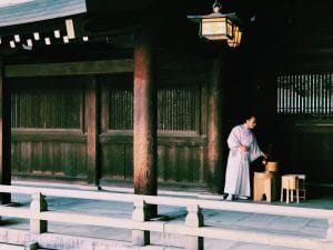 Kung-Fu als Ausgleich auf dem Bild ein Chinesischer Mönch in einem Kloster vor dem Tempel