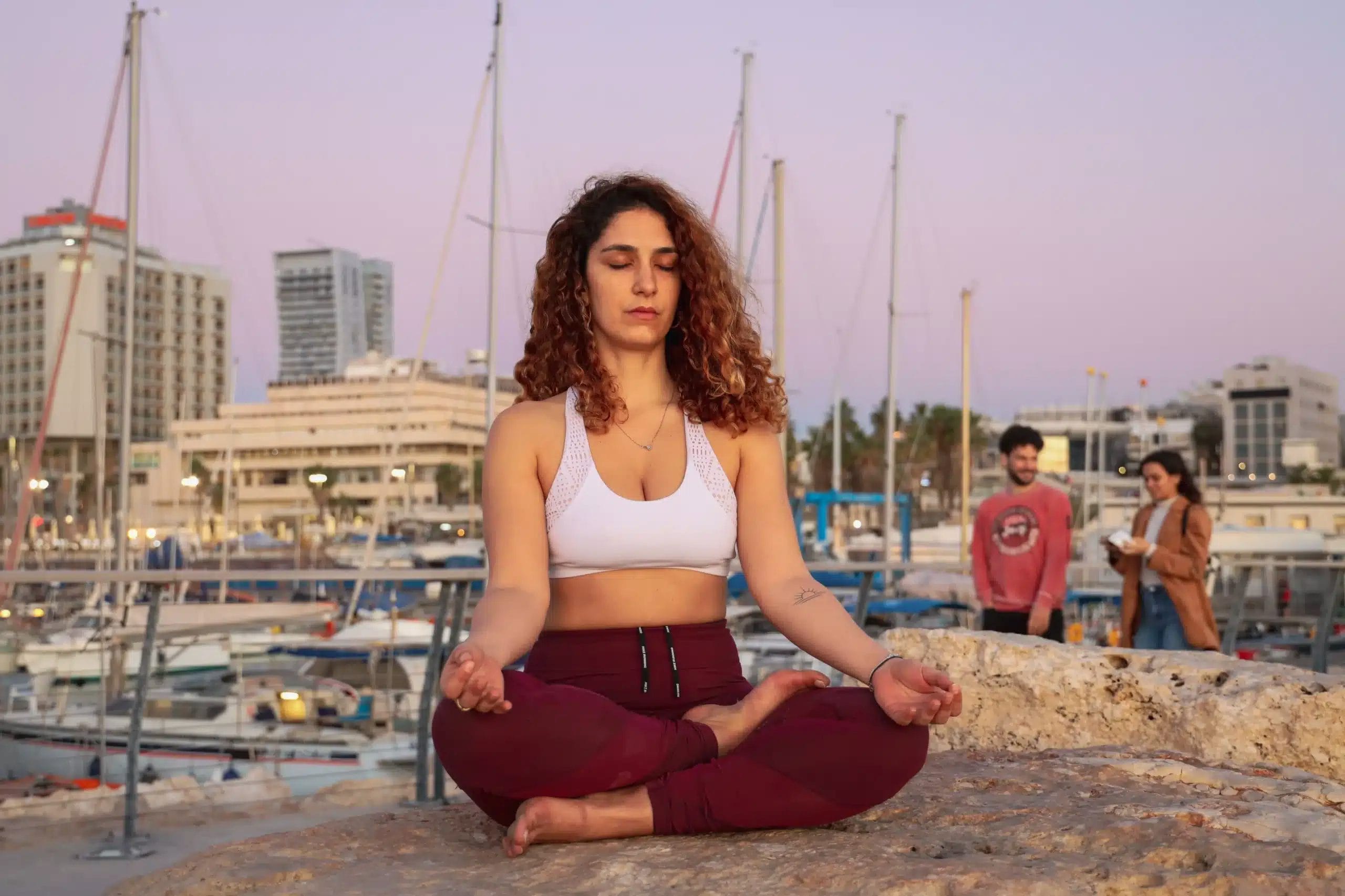 Innerer Frieden Symbolbild mit Frau am Meditieren