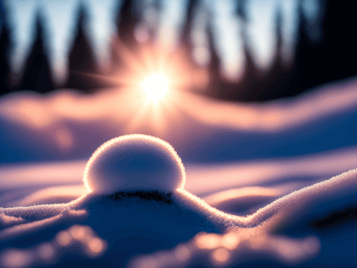 Im Bild ist Schnee mit einem Schneeballund die Sonne Scheint von hinten Sternförmig durch den Wald