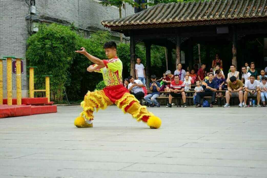 Kung Fu Bewegung in Löwentanzkostüm